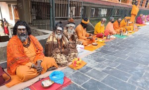 पशुपतिनाथमा दर्शनार्थीसहित साधुसन्तहरूको घुइँचो (फोटो फिचरसहित)