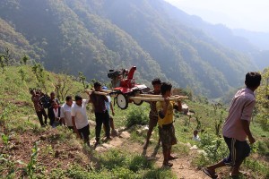 चितवनको कान्दामा दुई घण्टा बोकेर हाते ट्रयाक्टर पुर्याउँदा !