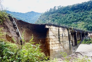 बाढीपहिरोले धवलागिरि क्षेत्रमा सडक सञ्जाल विच्छेद   
