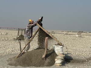 महाकालीको बगरमा बालुवा छानेर जीविका चलाउने दम्पतीहरू   