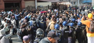 माइतीघर मण्डलामा प्रदर्शनरत आठ जना प्रहरी नियन्त्रणमा   