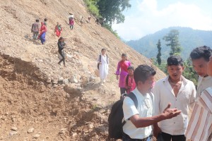 पहिरोले अवरुद्ध चेपाङ मार्ग आंशिक सञ्चालन   