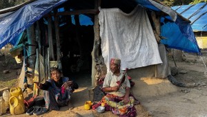 वर्षौँदेखि पालमुनि छन् घरबारविहीन परिवार   