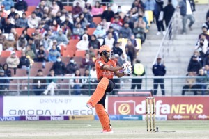 व्याटिङ गर्दै चितवन राइनोजका खेलाडी