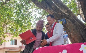 पैतीस वर्षपछि २६ परिवारले पाए जग्गाधनी प्रमाणपत्र   
