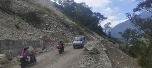बेँसीसहर-चामे सडकमा जोखिम कायमै, ३५ स्थानमा बाढीपहिरोको क्षति
