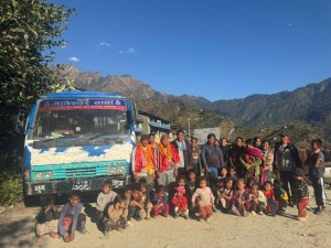 म्याग्दीको  दुर्गम मल्कवाङमा पहिलोपटक बस पुग्दा खुसीयाली    