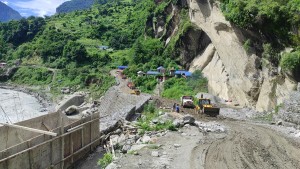 मनाङ-लमजुङ सडकमा राति सवारीसाधन चलाउन रोक   