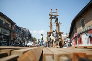 सेतो मच्छेन्द्रनाथको रथ निर्माण गरिँदै    