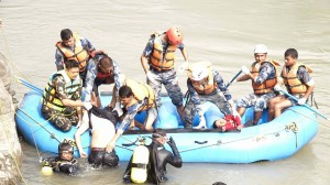 विपद्का बेला मानवीय उद्धारको नेतृत्व गर्दै सशस्त्र प्रहरी        