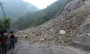 बाढीपहिरोले १२ ओटा राजमार्ग अवरुद्ध, १६० ओटा एकतर्फी सञ्चालन