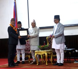 राष्ट्रपतिद्वारा पत्रकार दाहाल सम्मानित