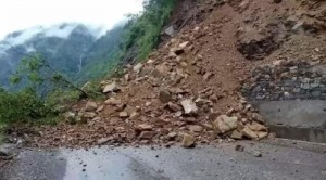 नारायणढ-मुग्लिन सडक खण्ड अवरुद्ध        