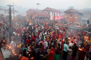 पशुपतिनाथलगायत देशभरका शिवालयमा भक्तजनको लामो लाइत        