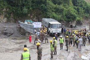 देवीघाटमा सेनाले बनायो पाँच दिनमा एक्रोब्रिज   