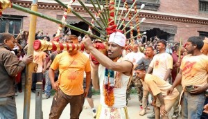 दश इन्च लामो सियोले जिब्रो छेडेर यसरी घुम्नुभयो टोलटोलमा सुजन…