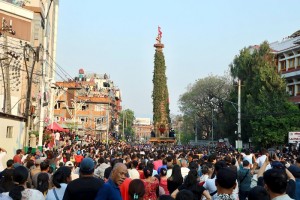 ललितपुरमा रातो मच्छिन्द्रनाथ जात्रा सुरु, रथ तानेर गाबल पुर्‍याइयो