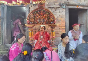 तलेजुमा सर्वसाधारणद्वारा कुमारीको हातबाट टीका ग्रहण, तलेजुलाई देवगृह भित्र्याइयो   