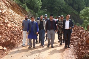 नुवाकोटका पहिरो प्रभावित बस्तीमा सञ्चारमन्त्री, तत्काल संरक्षण र स्थानान्तरणको निर्देशन