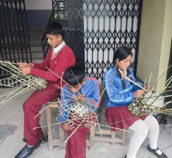 विद्यार्थीलाई चोयाको सामग्री बनाउने सीप प्रदान   