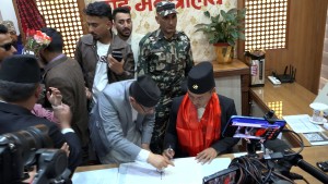 ओली र लेखकको पक्राउ प्रतिशोध होइन, न्यायको सुरुआत होः गृहमन्त्री गुरुङ   