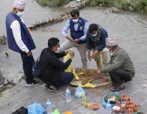 भोटेकोशी बाढीः कुशको शव बनाएर आर्यघाटमा सामूहिक अन्त्येष्टि   