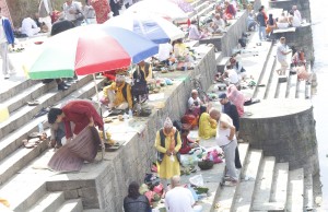 सोह्र श्राद्धको अन्तिम दिन पशुपतिमा श्राद्ध तथा पिण्डदान   