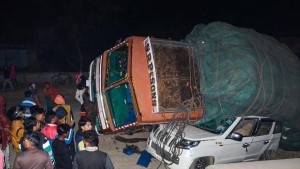 भारतमा आँप बोकेको लरी पल्टिँदा नौ जनाको मृत्यु, ११ घाइते        