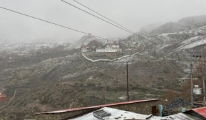 बर्खा लाग्यो, तर हिउँ पर्न छाडेन