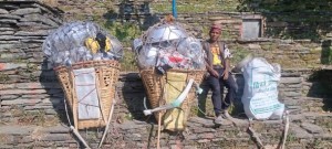 ४५ वर्षदेखि भाँडाको भारी बोकेर व्यापार गर्दै सिन्धुपाल्चोकका व्यापारी   