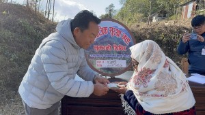 दुर्गम क्षेत्रका ज्येष्ठ नागरिकको घरदैलोमै भत्तासँगै न्यानो कपडा   