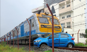 जनकपुरमा रेल र कार ठोक्किए    