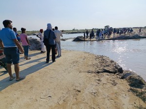 बाढीले फेरि बगायो कमला नदीको ‘डाइभर्सन’, हुलाकी राजमार्ग अवरुद्ध   