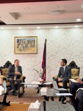 शिक्षामन्त्री पोखरेलसँग बेलायतका राजदूतको शिष्टाचार भेट    