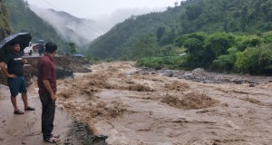 स-साना नदीमा आकस्मिक बाढीको उच्च जोखिम    
