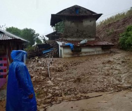 पाल्पामा पहिरोको बितण्डा, दुई घर भत्किए, एक महिला बेपत्ता