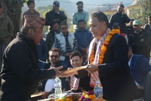 तीन मन्त्रालयको जिम्मा सम्हाल्नुभएका घिसिङलाई ज्ञापनपत्र    