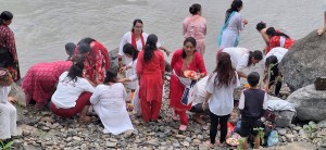 पवित्र कालीगण्डकी नदीमा स्नान गर्नेको घुइँचो   