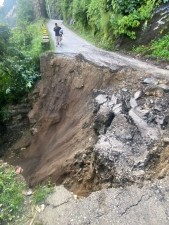 सडक भासिएपछि कर्णाली राजमार्ग अवरुद्ध    