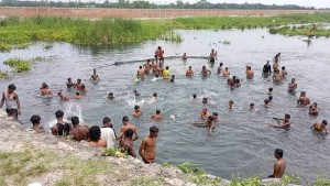 गर्मी छल्न कोशी कटान क्षेत्रमा नुहाउनेको भीड   
