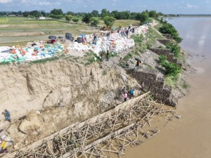 बाँकेमा बस्ती जोगाउन आपतकालीन तटबन्ध    