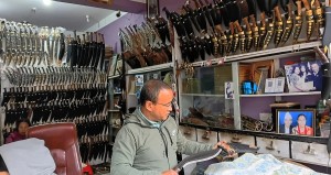 भोजपुरमा बन्छन् पाँच सयदेखि ५२ हजारसम्मका ‘भोजपुरे खुकुरी’   