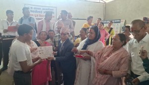 कोहलपुरका अव्यवस्थित बसोवासीलाई जग्गाधनी पुर्जा वितरण   