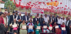 वर्षौंपछि जग्गाधनी प्रमाणपुर्जा पाउँदाको खुसी   