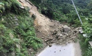 पहिरोका कारण मध्यपहाडी लोकमार्गमा अवरुद्ध    