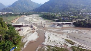 मादीनदी पुलको काम अन्तिम चरणमा         