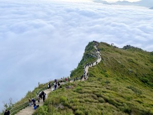 पर्यटक भन्छन्ः ‘मानुङकोटको सुन्दरताले लोभ्यायो’