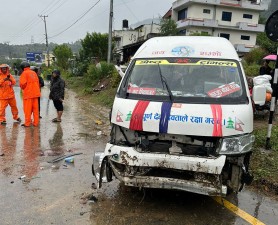 माइक्रो बस दुर्घटनामा १४ जना घाइते