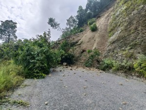पहिरोले मध्यपहाडी लोकमार्ग अवरुद्ध    