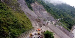 पहिरोले पृथ्वी राजमार्ग र नारायणगढ-मुग्लिन सडक अवरुद्ध